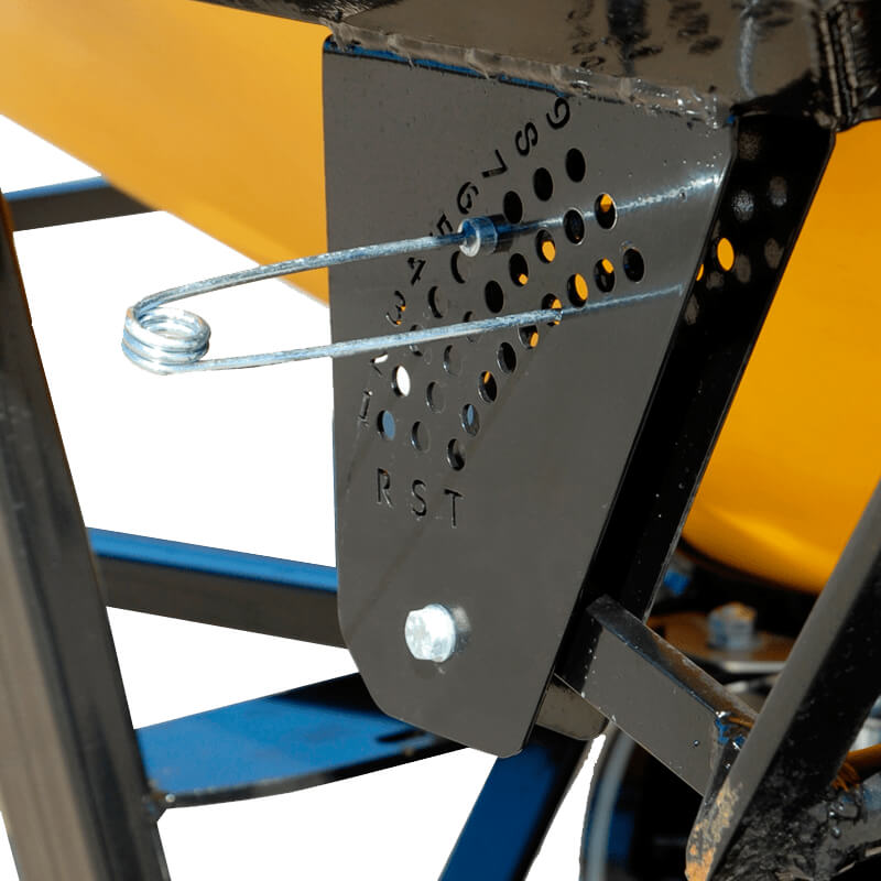 BEFCO Turbo Hop 303 Pendulum Spreader close-up, featuring a metallic frame and spring mechanism.