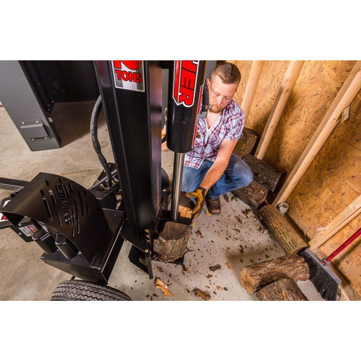Swisher Black 22 Ton Electric Log Splitter Tool for splitting firewood cutting mode